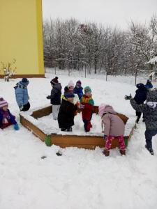 Przedszkolaki witają pierwszy śnieg